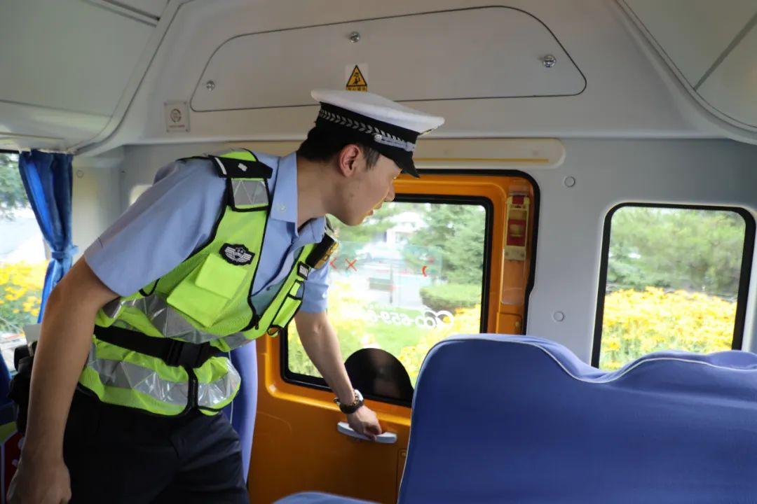 暑期交通安全丨長白交警開展暑期校車安全“大體檢” 圖片