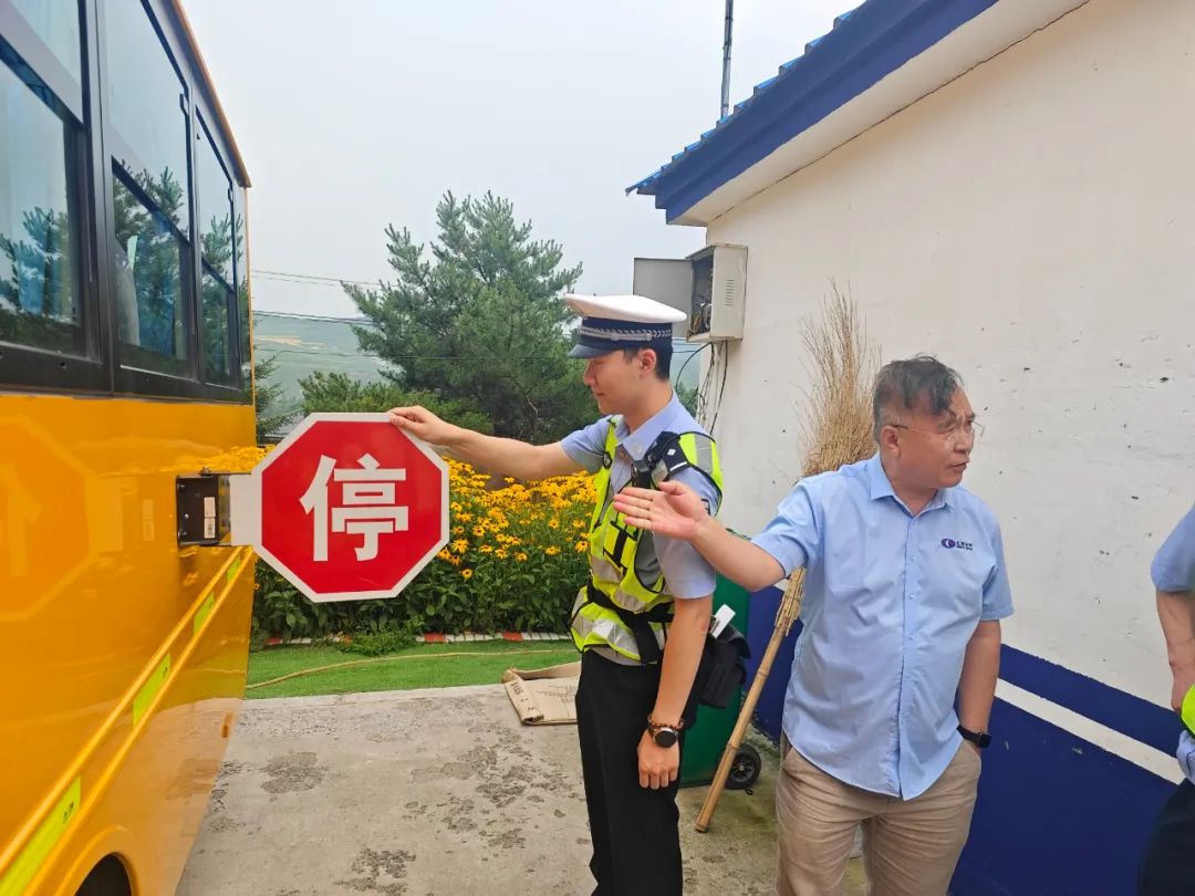 暑期交通安全丨長白交警開展暑期校車安全“大體檢” 圖片