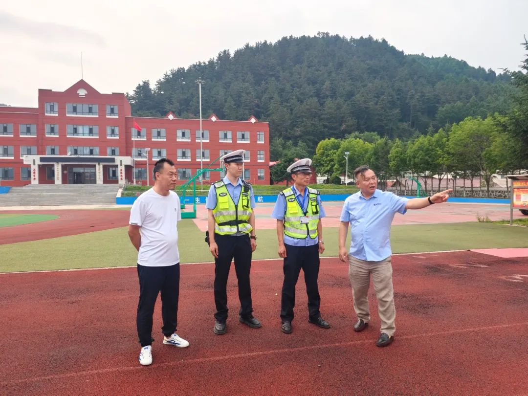 暑期交通安全丨長白交警開展暑期校車安全“大體檢” 圖片