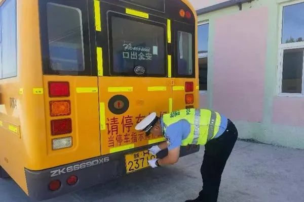 護航學子路|嚴查校車安全行——吉木乃交警持續(xù)開展校車安全大檢查 圖片