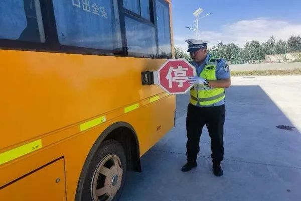 護航學子路|嚴查校車安全行——吉木乃交警持續(xù)開展校車安全大檢查 圖片
