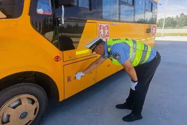 護航學子路|嚴查校車安全行——吉木乃交警持續(xù)開展校車安全大檢查 圖片