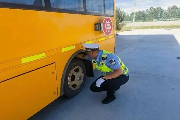 護航學子路|嚴查校車安全行——吉木乃交警持續(xù)開展校車安全大檢查 圖片