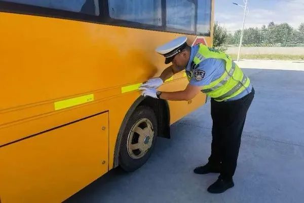 護航學子路|嚴查校車安全行——吉木乃交警持續(xù)開展校車安全大檢查 圖片