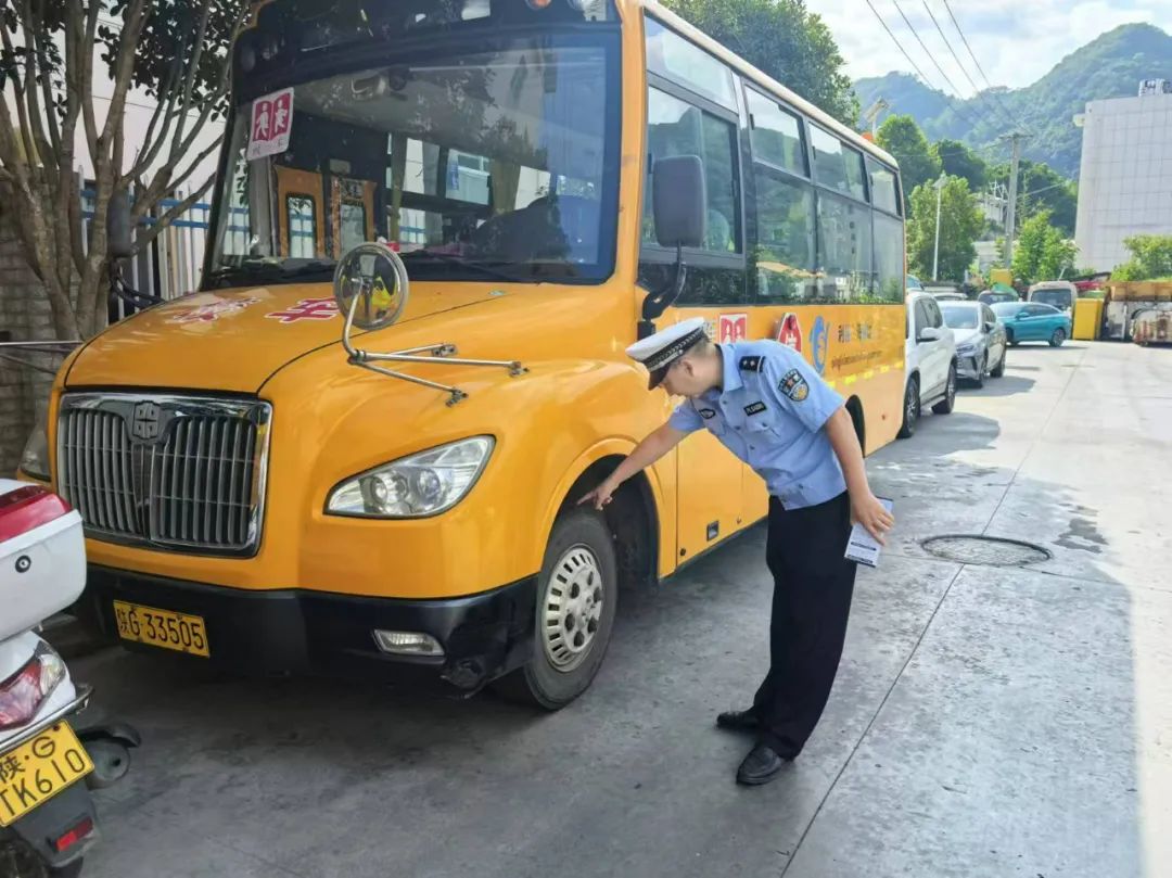 【平安建設(shè)】平利交警:開展校車安全檢查 護(hù)航師生出行平安 圖片