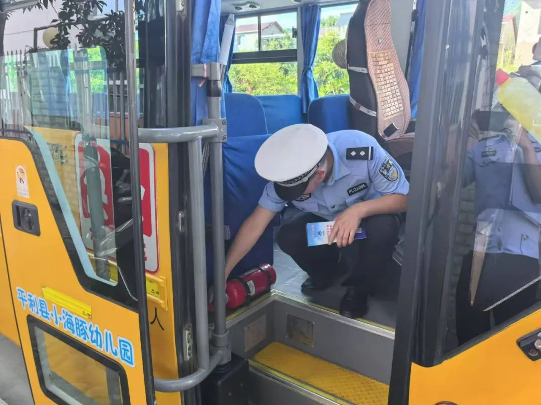【平安建設(shè)】平利交警:開展校車安全檢查 護(hù)航師生出行平安 圖片