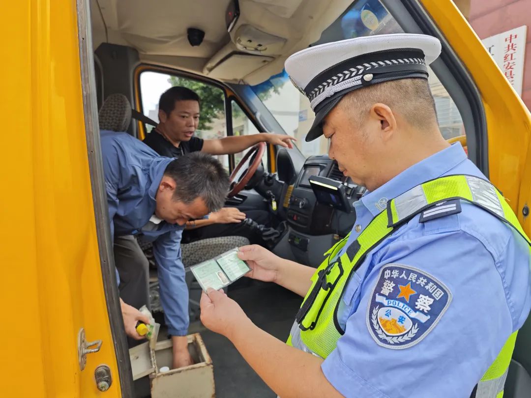 縣教育局校車辦一行到實驗小學(xué)太平校區(qū)開展校車檢查工作/ 圖片