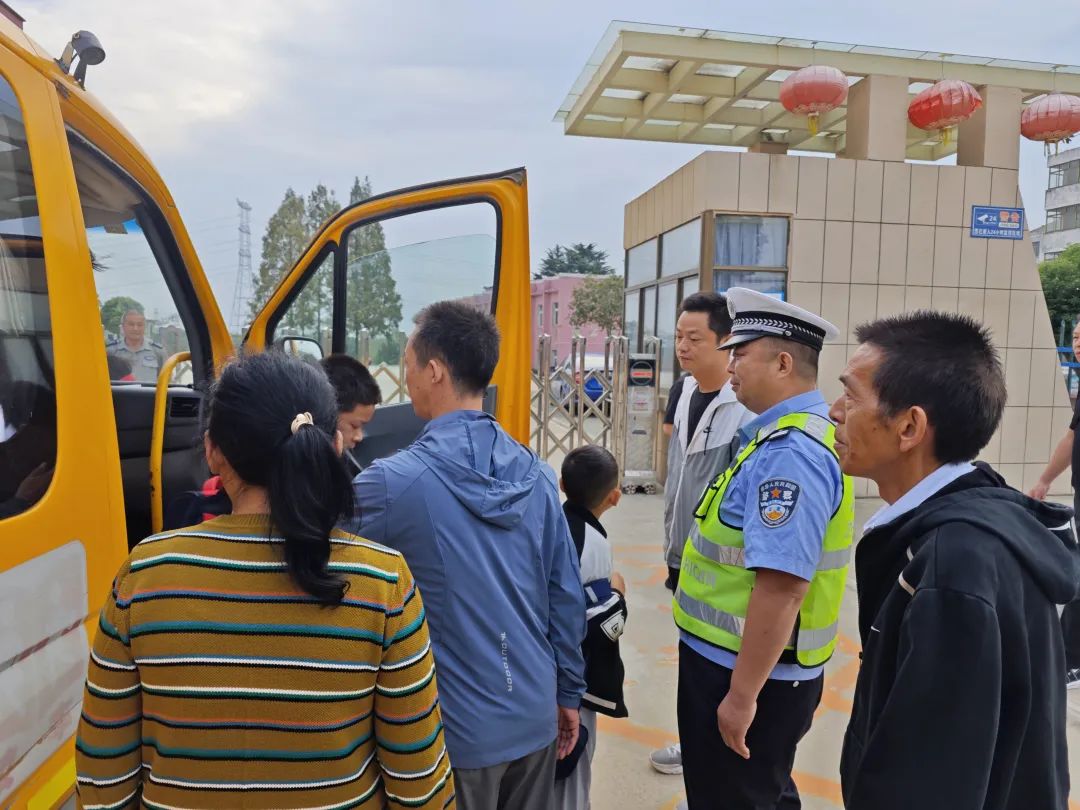 縣教育局校車辦一行到實驗小學(xué)太平校區(qū)開展校車檢查工作/ 圖片