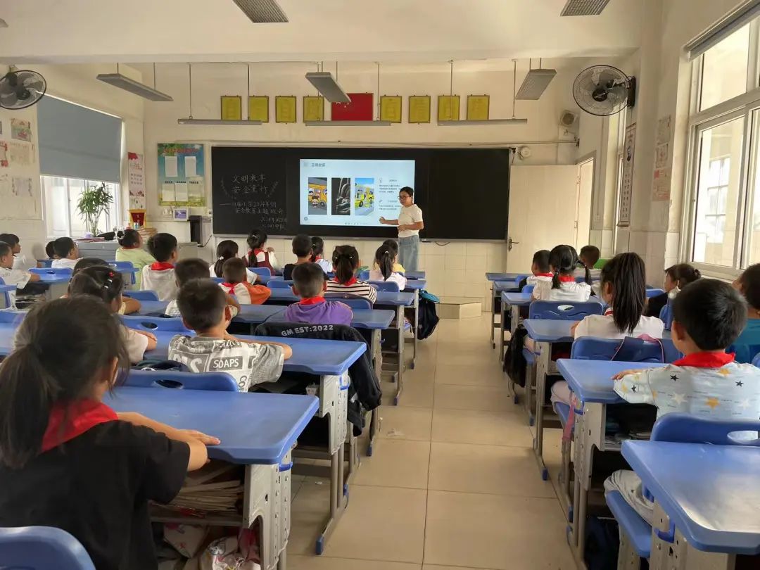 平安乘車 安全“童”行——白廟小學(xué)開展校車安全教育系列活動(dòng) 平安乘車 安全“童”行——白廟小學(xué)開展校車安全教育系列活動(dòng)