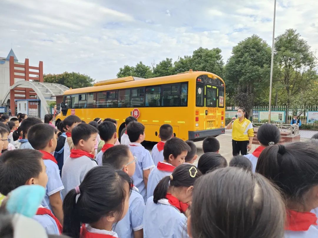 平安乘車 安全“童”行——白廟小學(xué)開展校車安全教育系列活動(dòng) 圖片