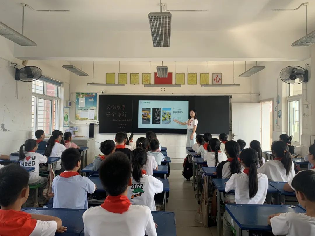 平安乘車 安全“童”行——白廟小學(xué)開展校車安全教育系列活動(dòng) 平安乘車 安全“童”行——白廟小學(xué)開展校車安全教育系列活動(dòng)