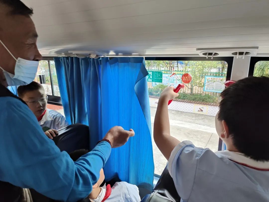 平安乘車 安全“童”行——白廟小學(xué)開展校車安全教育系列活動(dòng) 平安乘車 安全“童”行——白廟小學(xué)開展校車安全教育系列活動(dòng)