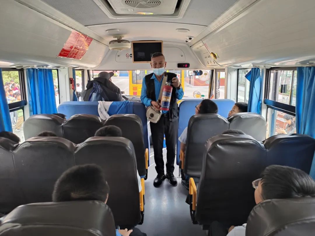 平安乘車 安全“童”行——白廟小學(xué)開展校車安全教育系列活動(dòng) 平安乘車 安全“童”行——白廟小學(xué)開展校車安全教育系列活動(dòng)