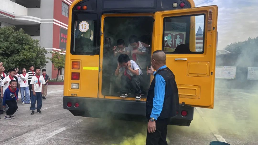 平安乘車 安全“童”行——白廟小學(xué)開展校車安全教育系列活動(dòng) 圖片