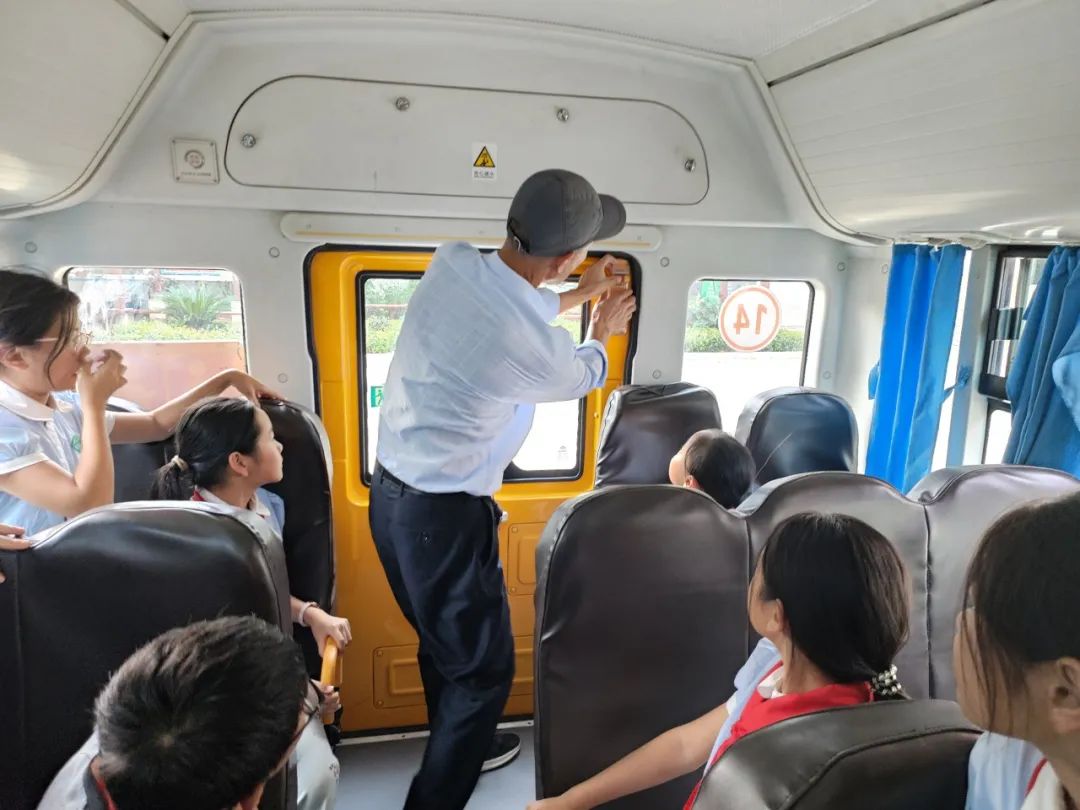 平安乘車 安全“童”行——白廟小學(xué)開展校車安全教育系列活動(dòng) 平安乘車 安全“童”行——白廟小學(xué)開展校車安全教育系列活動(dòng)