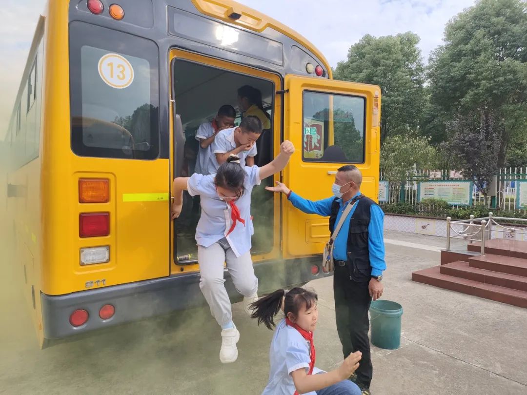 平安乘車 安全“童”行——白廟小學(xué)開展校車安全教育系列活動(dòng) 圖片