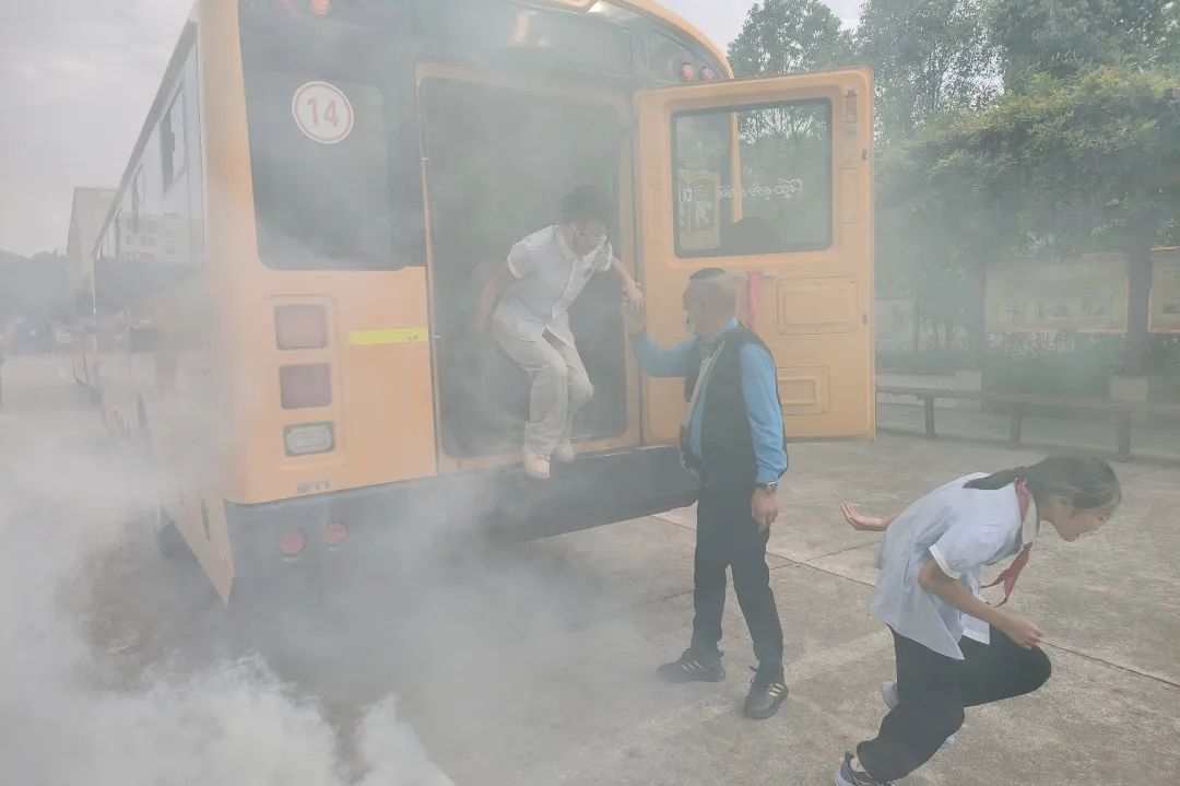 平安乘車 安全“童”行——白廟小學(xué)開展校車安全教育系列活動(dòng) 圖片