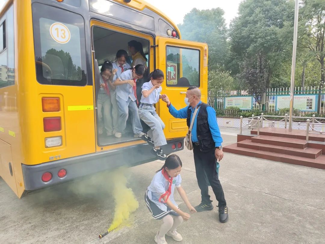 平安乘車 安全“童”行——白廟小學(xué)開展校車安全教育系列活動(dòng) 平安乘車 安全“童”行——白廟小學(xué)開展校車安全教育系列活動(dòng)