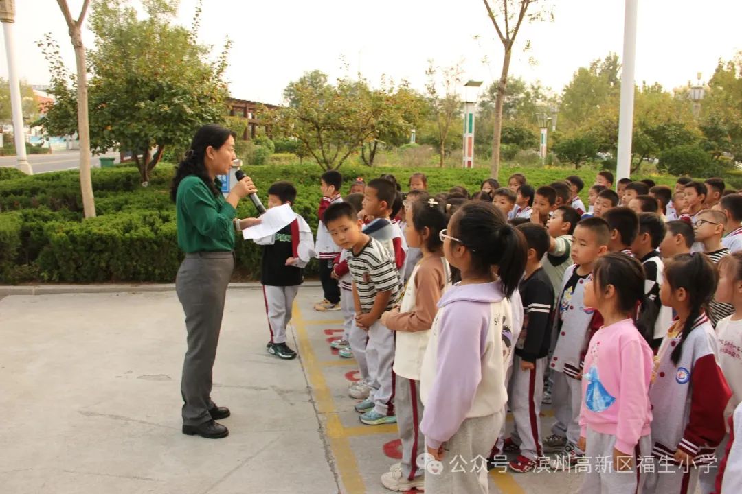 開(kāi)展校車(chē)演練 筑牢安全防線(xiàn)--福生小學(xué)開(kāi)展校車(chē)應(yīng)急演練 圖片