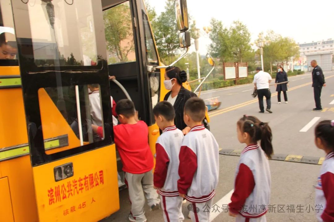 開(kāi)展校車(chē)演練 筑牢安全防線(xiàn)--福生小學(xué)開(kāi)展校車(chē)應(yīng)急演練 圖片