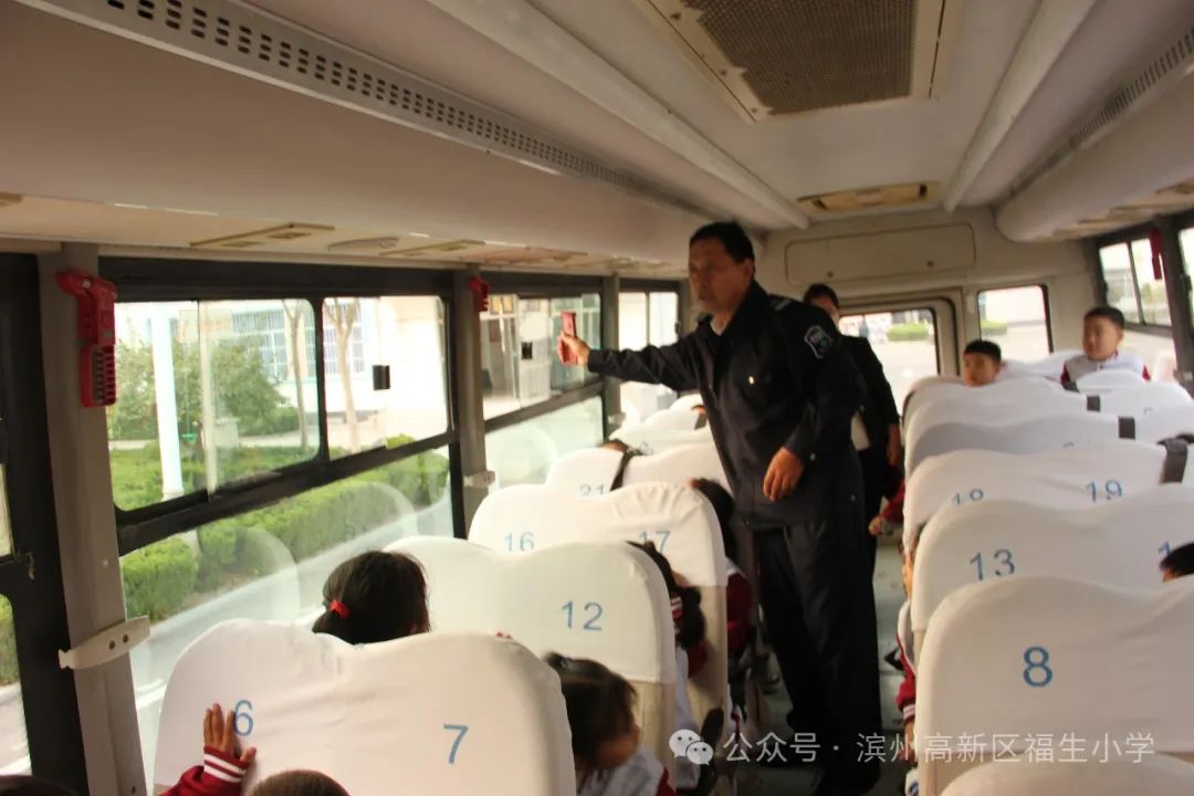 開(kāi)展校車(chē)演練 筑牢安全防線(xiàn)--福生小學(xué)開(kāi)展校車(chē)應(yīng)急演練 圖片