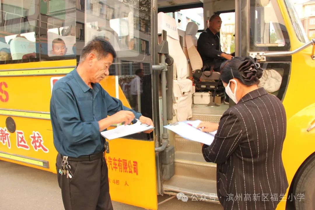 開(kāi)展校車(chē)演練 筑牢安全防線(xiàn)--福生小學(xué)開(kāi)展校車(chē)應(yīng)急演練 圖片