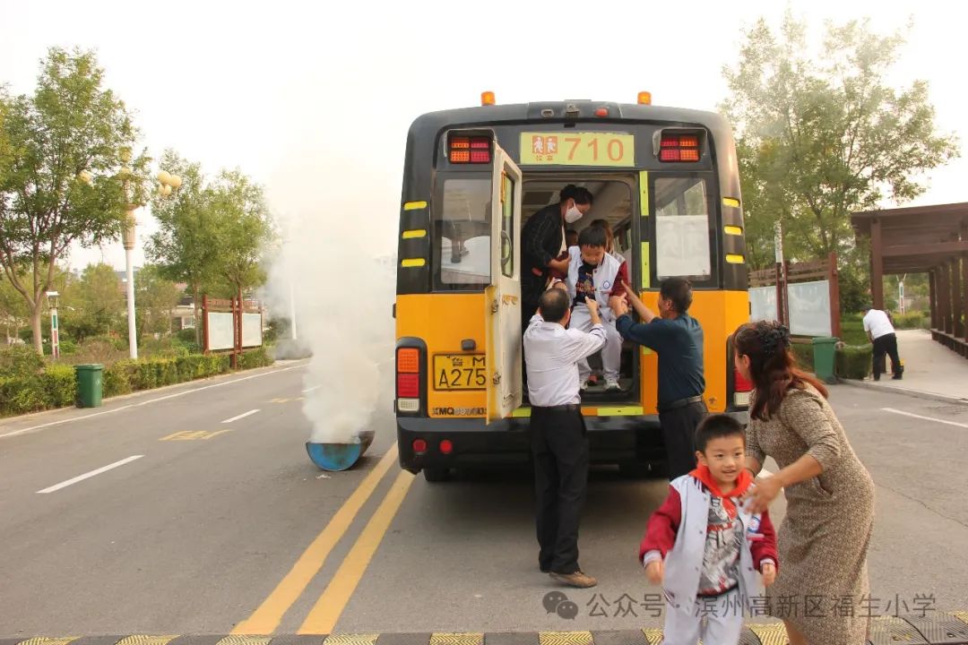 開(kāi)展校車(chē)演練 筑牢安全防線(xiàn)--福生小學(xué)開(kāi)展校車(chē)應(yīng)急演練 圖片