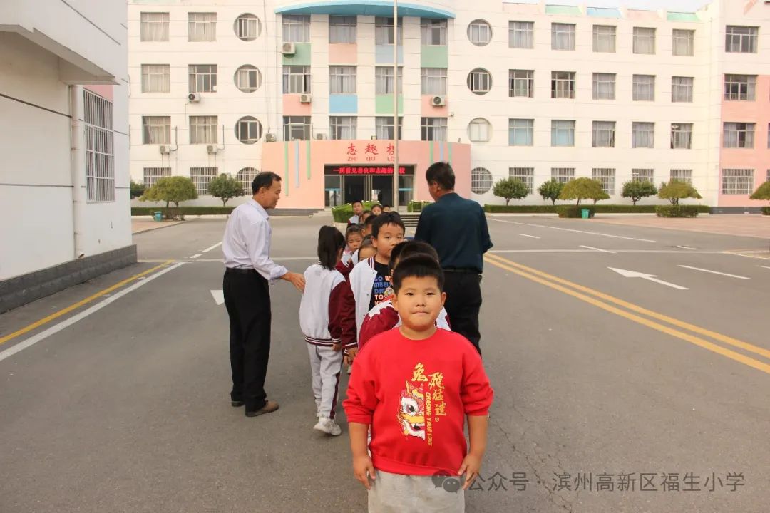 開(kāi)展校車(chē)演練 筑牢安全防線(xiàn)--福生小學(xué)開(kāi)展校車(chē)應(yīng)急演練 圖片