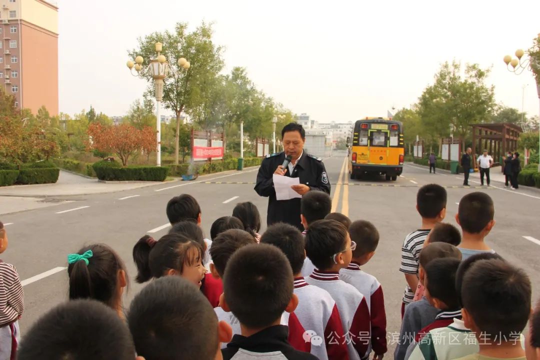 開(kāi)展校車(chē)演練 筑牢安全防線(xiàn)--福生小學(xué)開(kāi)展校車(chē)應(yīng)急演練 圖片