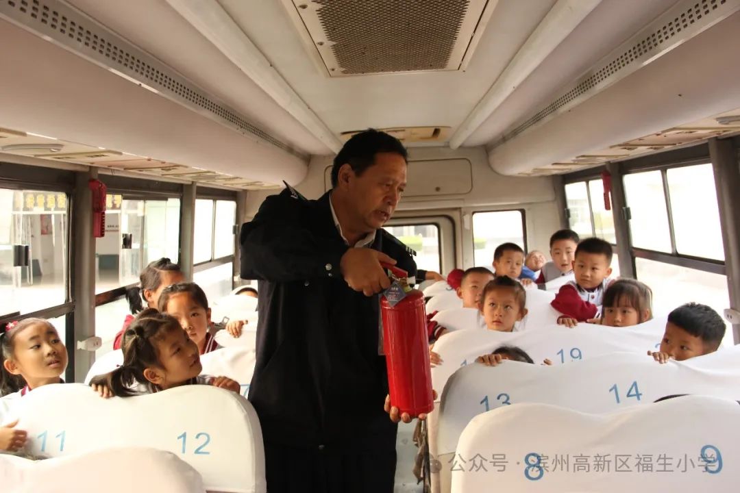開(kāi)展校車(chē)演練 筑牢安全防線(xiàn)--福生小學(xué)開(kāi)展校車(chē)應(yīng)急演練 圖片