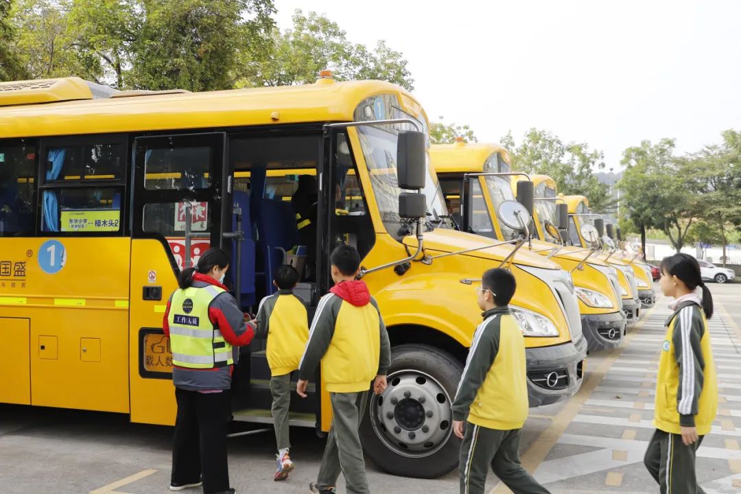 校車安全進(jìn)校園 謝崗鎮(zhèn)培訓(xùn)演練雙管齊下