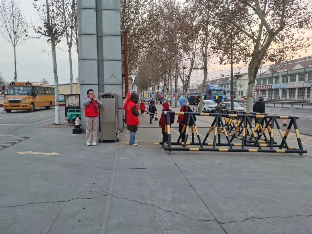 全環(huán)境立德樹人|強(qiáng)化冬季校車安全管理筑牢學(xué)生安全防線