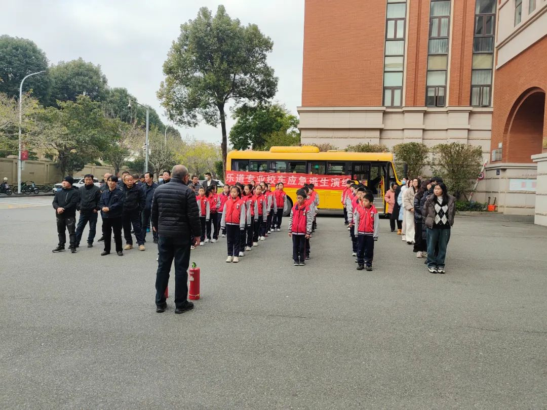 筑牢安全防線，守護(hù)校園出行——福清文光小學(xué)開(kāi)展校車安全演練與交通安全教育活動(dòng)