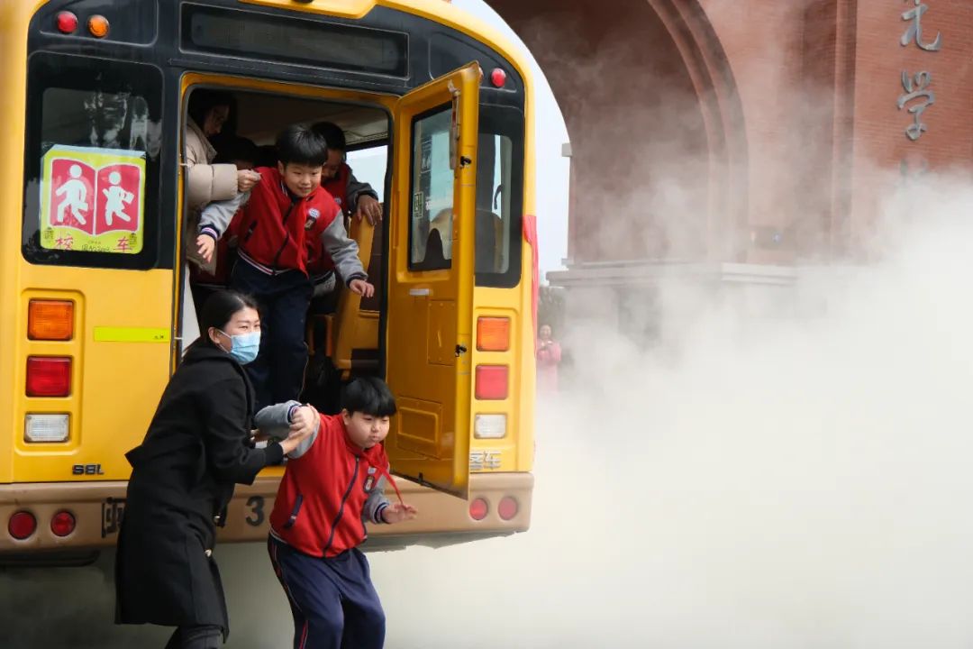 筑牢安全防線，守護(hù)校園出行——福清文光小學(xué)開(kāi)展校車安全演練與交通安全教育活動(dòng)