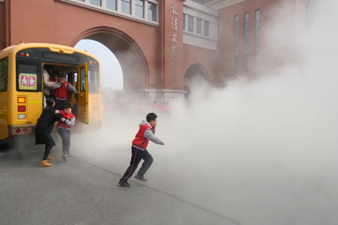 筑牢安全防線，守護(hù)校園出行——福清文光小學(xué)開(kāi)展校車安全演練與交通安全教育活動(dòng)