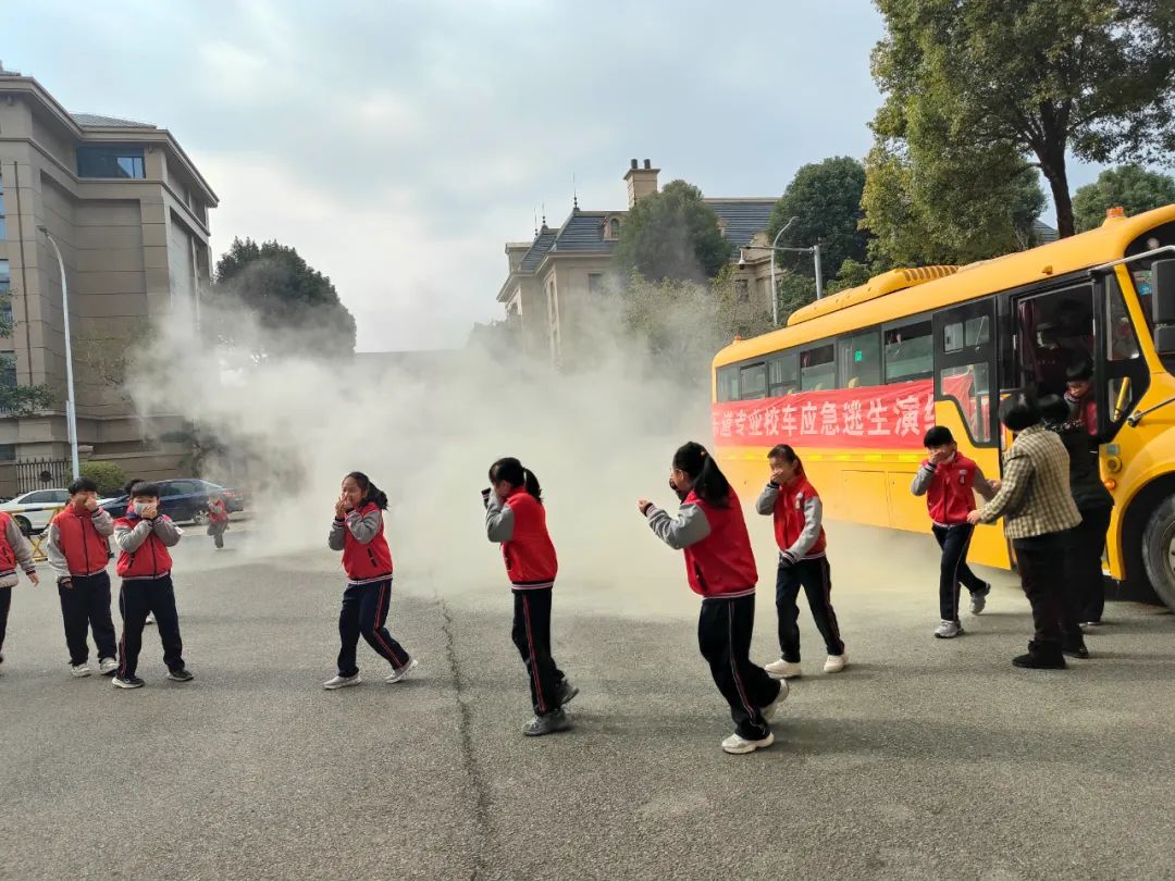 筑牢安全防線，守護(hù)校園出行——福清文光小學(xué)開(kāi)展校車安全演練與交通安全教育活動(dòng)