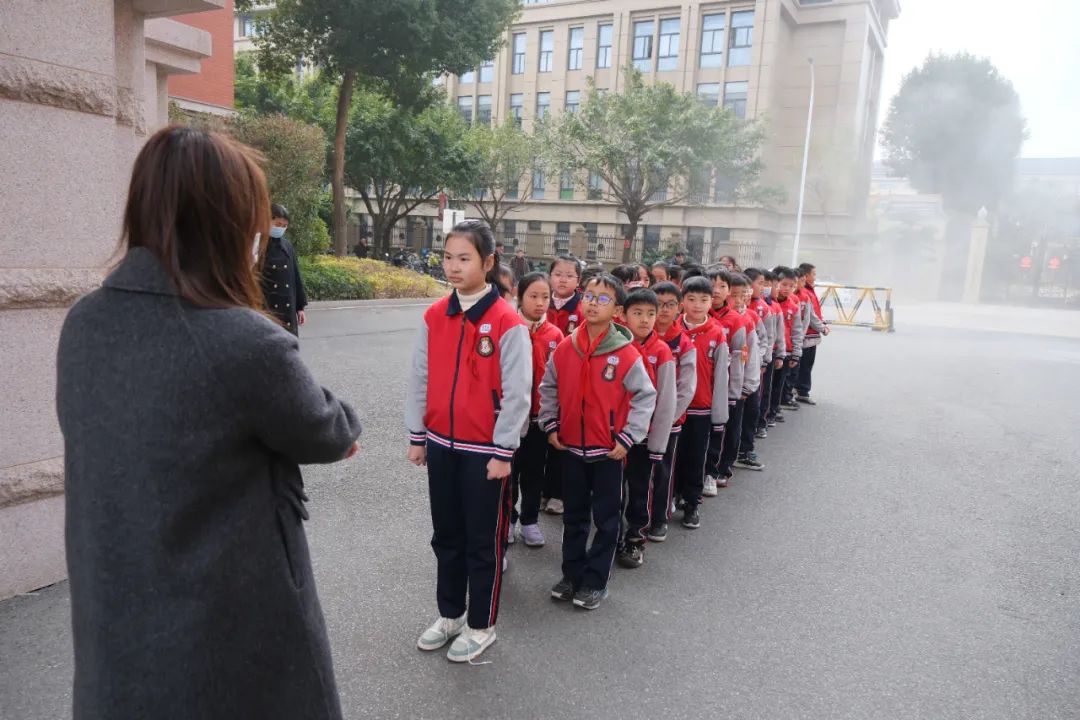 筑牢安全防線，守護(hù)校園出行——福清文光小學(xué)開(kāi)展校車安全演練與交通安全教育活動(dòng)