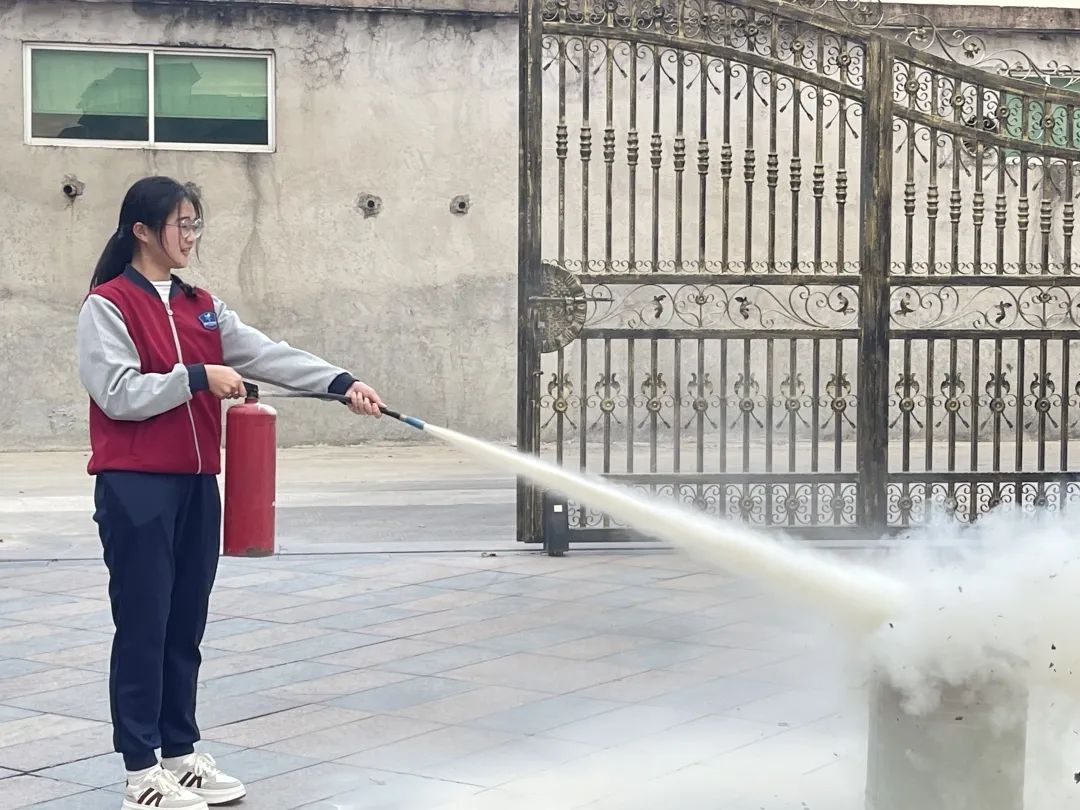 【校車(chē)安全】平安乘車(chē)，為愛(ài)護(hù)航——成田實(shí)驗(yàn)幼兒園校車(chē)安全應(yīng)急演練