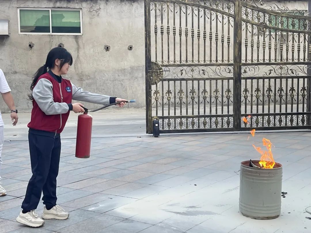 【校車(chē)安全】平安乘車(chē)，為愛(ài)護(hù)航——成田實(shí)驗(yàn)幼兒園校車(chē)安全應(yīng)急演練