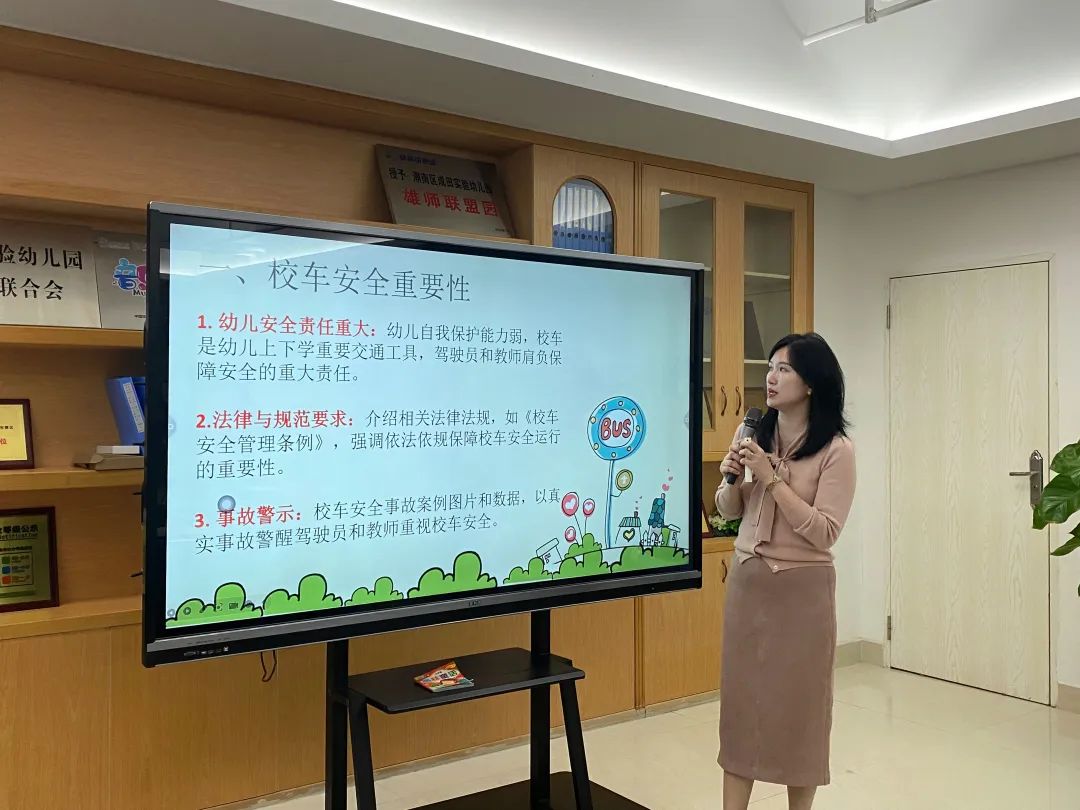 【校車(chē)安全】平安乘車(chē)，為愛(ài)護(hù)航——成田實(shí)驗(yàn)幼兒園校車(chē)安全應(yīng)急演練