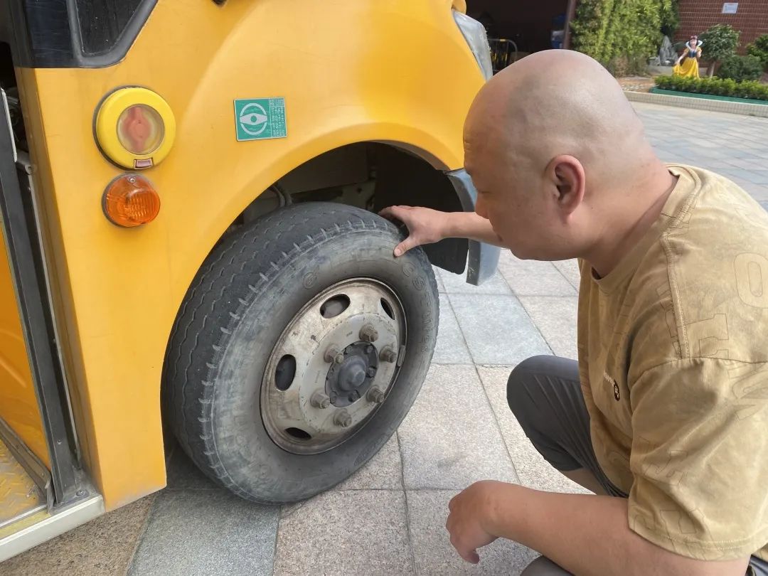 【校車(chē)安全】平安乘車(chē)，為愛(ài)護(hù)航——成田實(shí)驗(yàn)幼兒園校車(chē)安全應(yīng)急演練