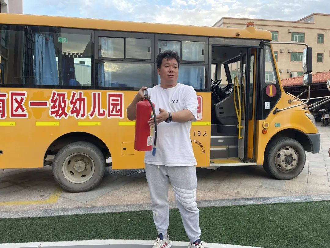 【校車(chē)安全】平安乘車(chē)，為愛(ài)護(hù)航——成田實(shí)驗(yàn)幼兒園校車(chē)安全應(yīng)急演練