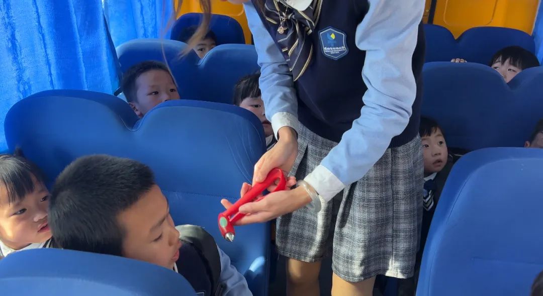 【校車(chē)安全】平安乘車(chē)，為愛(ài)護(hù)航——成田實(shí)驗(yàn)幼兒園校車(chē)安全應(yīng)急演練