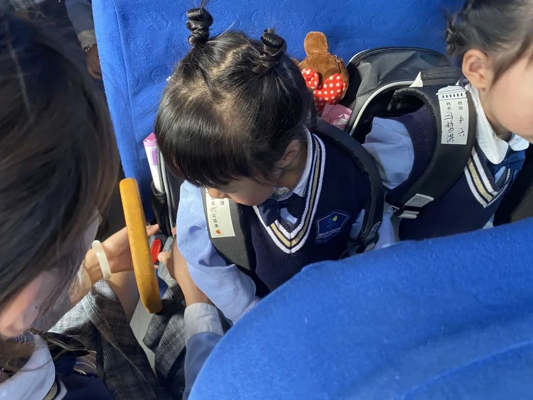 【校車(chē)安全】平安乘車(chē)，為愛(ài)護(hù)航——成田實(shí)驗(yàn)幼兒園校車(chē)安全應(yīng)急演練