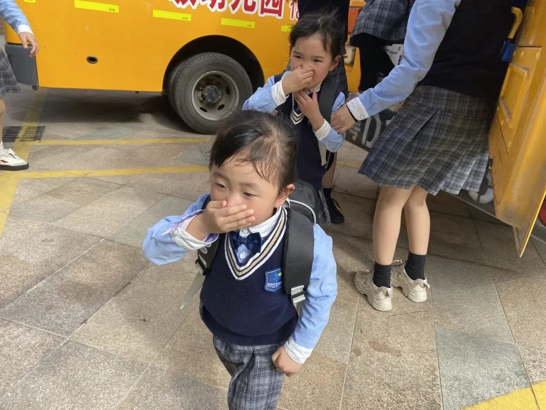 【校車(chē)安全】平安乘車(chē)，為愛(ài)護(hù)航——成田實(shí)驗(yàn)幼兒園校車(chē)安全應(yīng)急演練