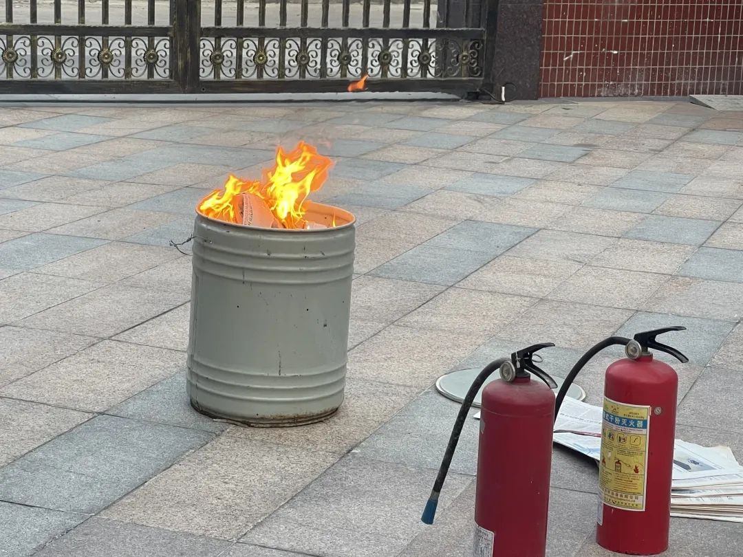 【校車(chē)安全】平安乘車(chē)，為愛(ài)護(hù)航——成田實(shí)驗(yàn)幼兒園校車(chē)安全應(yīng)急演練