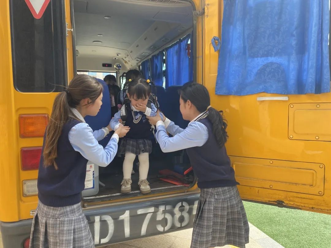 【校車(chē)安全】平安乘車(chē)，為愛(ài)護(hù)航——成田實(shí)驗(yàn)幼兒園校車(chē)安全應(yīng)急演練