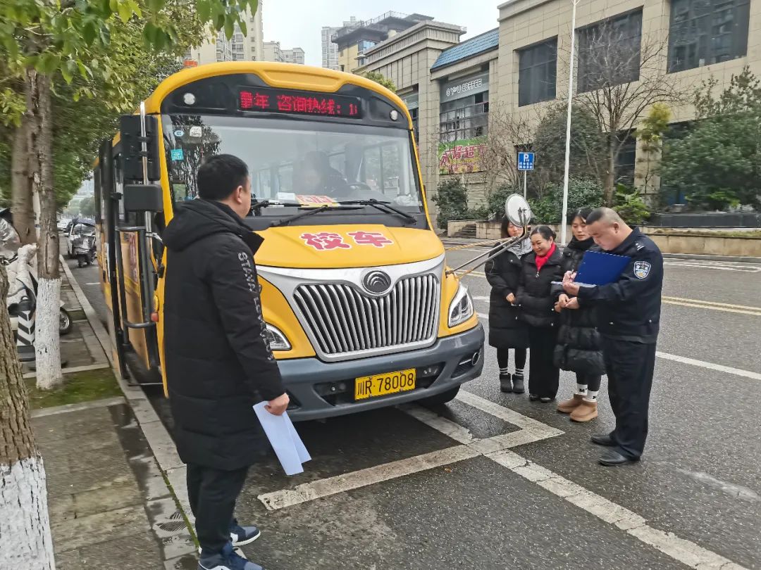 擰緊校車“安全閥” 織密護學“安全網(wǎng)”——縣教體局高度重視民辦學校校車安全工作 擰緊校車“安全閥” 織密護學“安全網(wǎng)”——縣教體局高度重視民辦學校校車安全工作