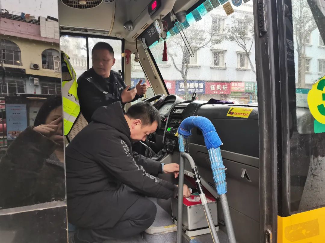 擰緊校車“安全閥” 織密護學“安全網(wǎng)”——縣教體局高度重視民辦學校校車安全工作 擰緊校車“安全閥” 織密護學“安全網(wǎng)”——縣教體局高度重視民辦學校校車安全工作