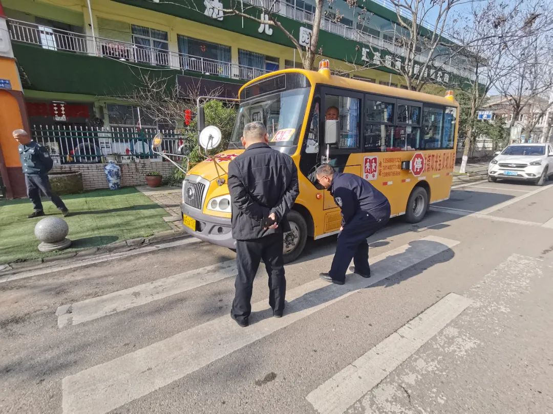 擰緊校車“安全閥” 織密護學“安全網(wǎng)”——縣教體局高度重視民辦學校校車安全工作 擰緊校車“安全閥” 織密護學“安全網(wǎng)”——縣教體局高度重視民辦學校校車安全工作